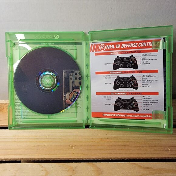 XBOX ONE Game: EA Sports NHL 19 w/ inserts - Picture 3 of 3